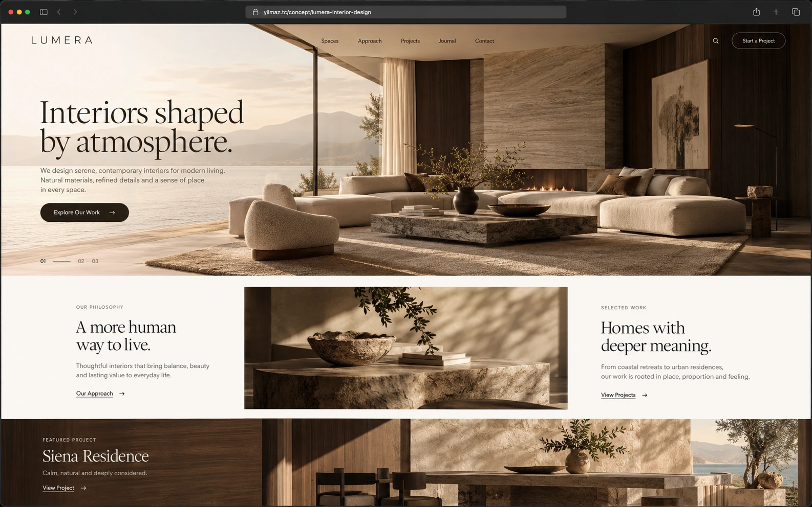 LUMERA iç mimarlık web sitesi hero bölümü — krem ve bej tonlu modüler koltuk takımı, mermer sehpa, şömine ve Akdeniz manzaralı panoramik pencere