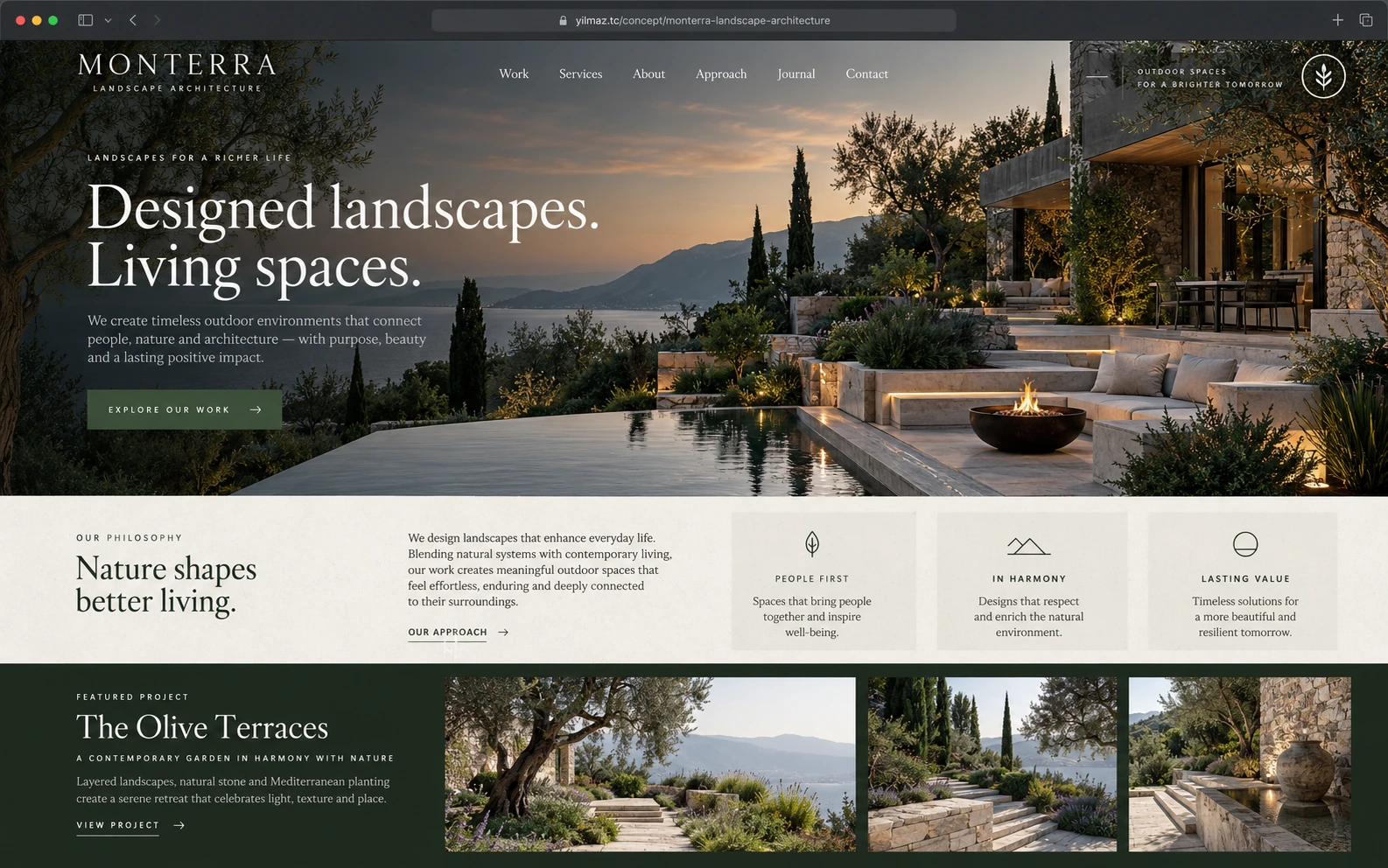 Monterra peyzaj mimarlığı web sitesi, alacakaranlıkta aydınlatılmış taş teras, ateş kâsesi, sonsuzluk havuzu ve zeytin ağaçları